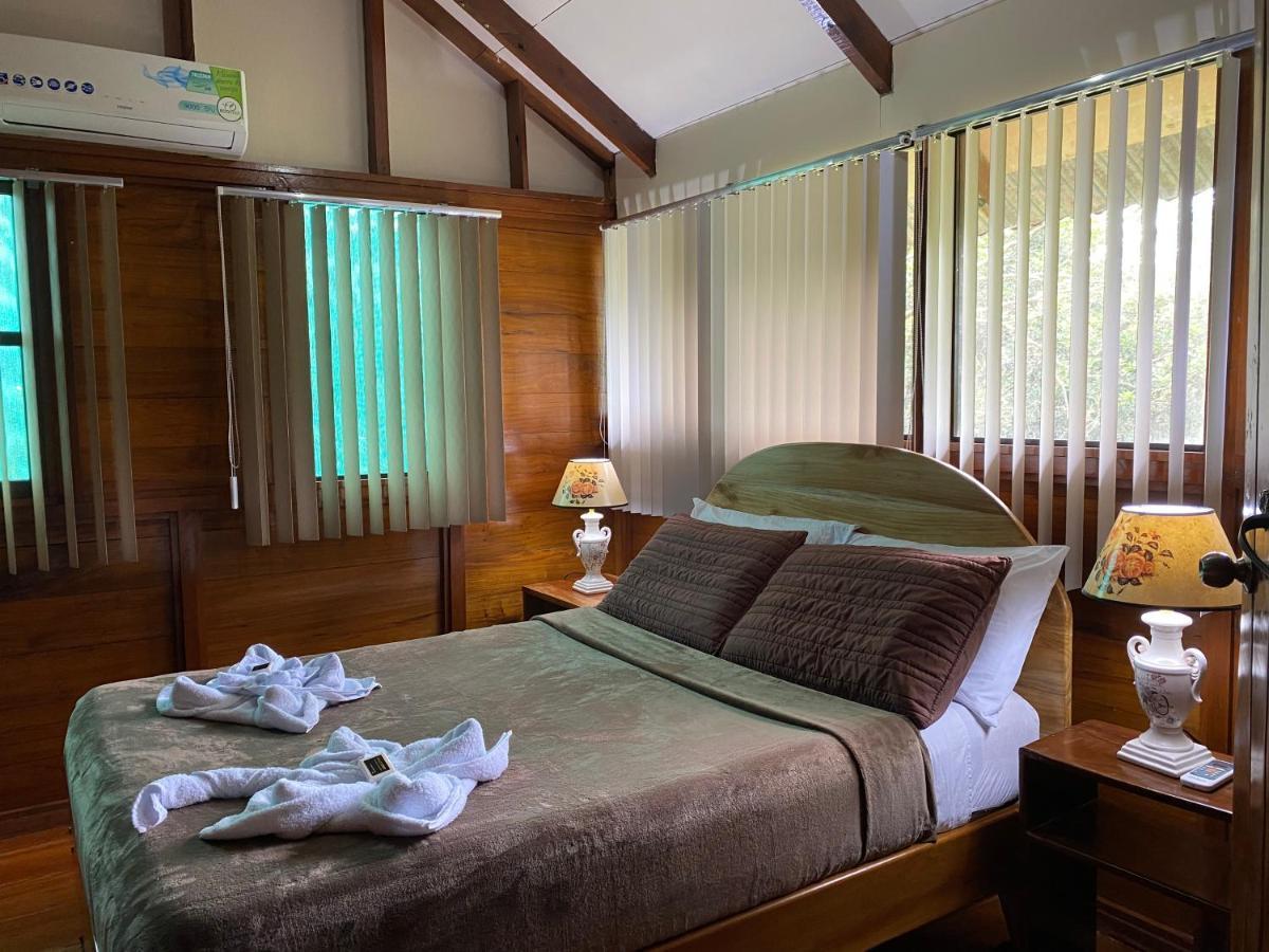 Ara Macao Lodge *